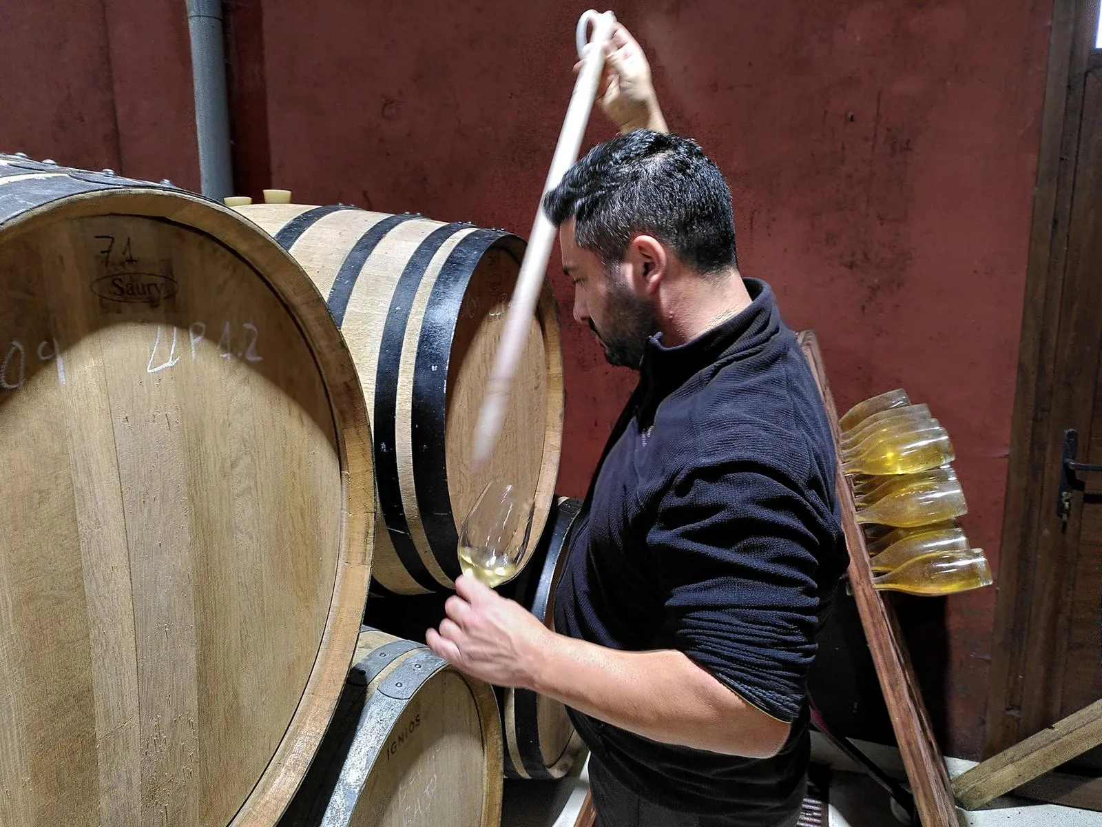 Borja Pérez holt eine Fassprobe.