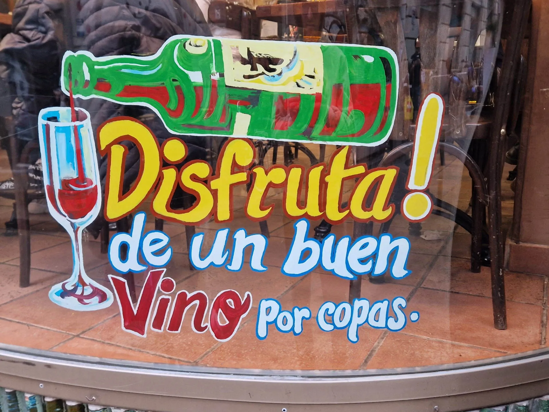 Schriftzug auf einer Glasscheibe einer Bar