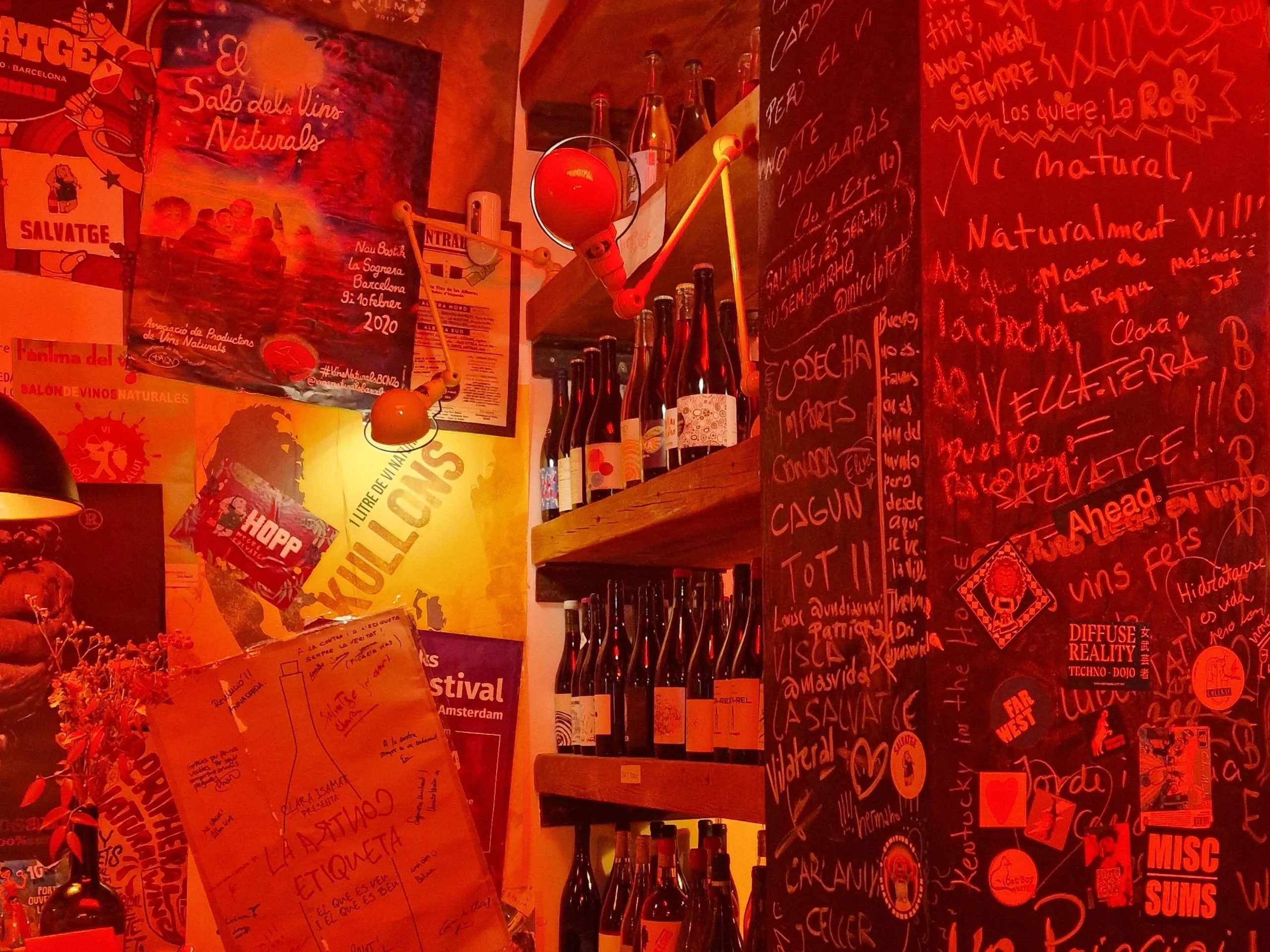Plakatierte Wände im Inneren einer Bar