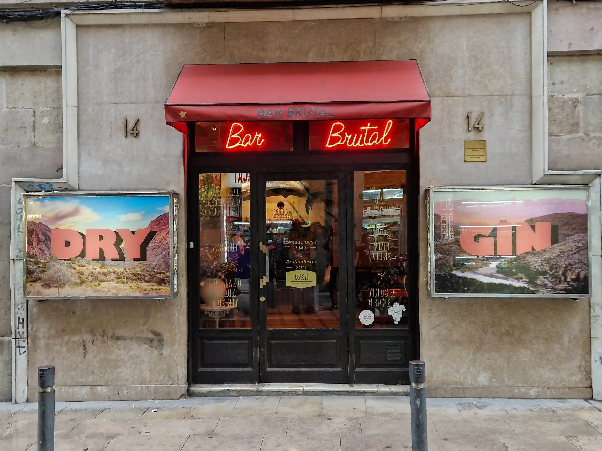 Eingangstür der Bar Brutal