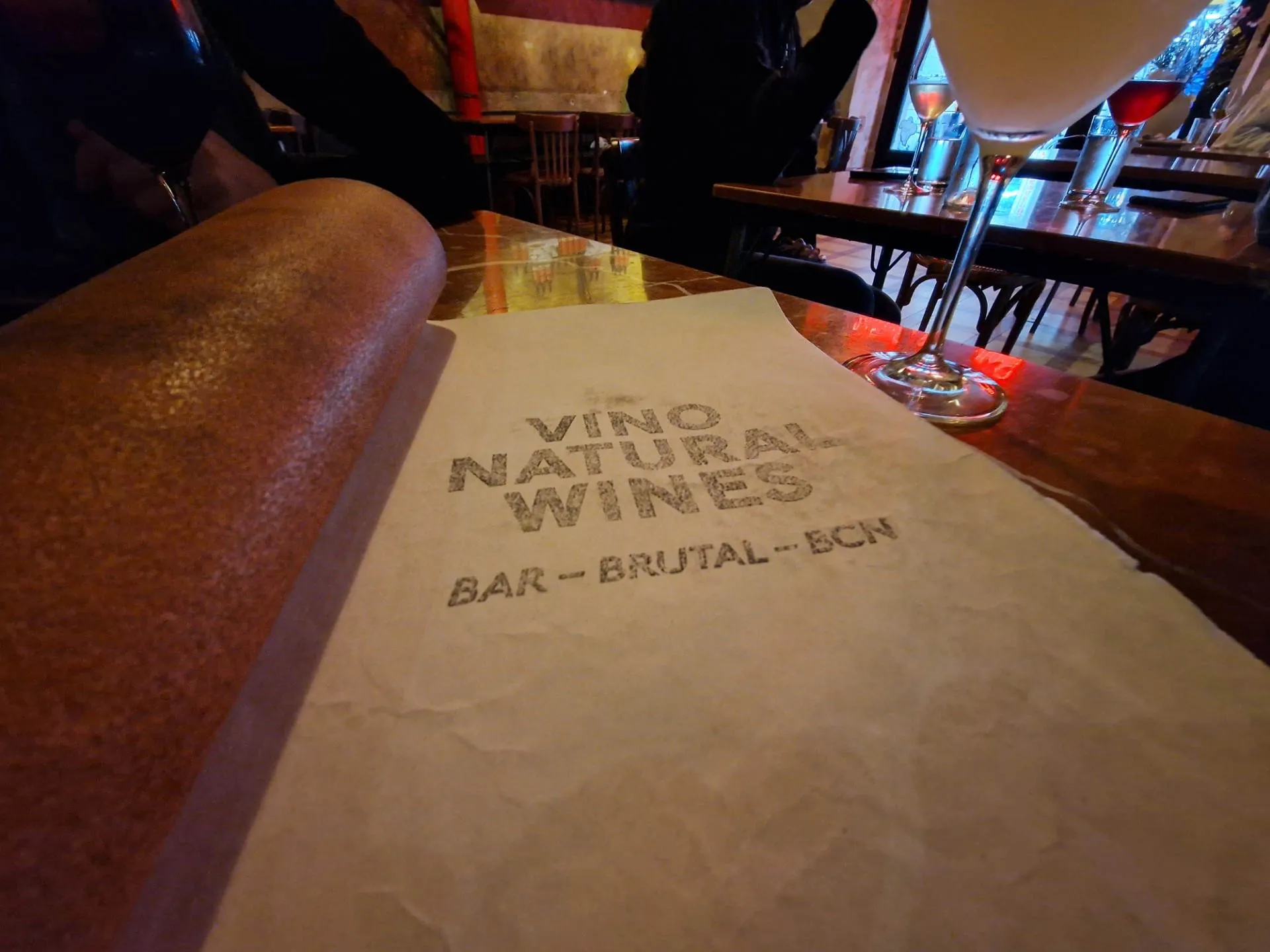 Dicke Weinkarte in Leder gebunden.