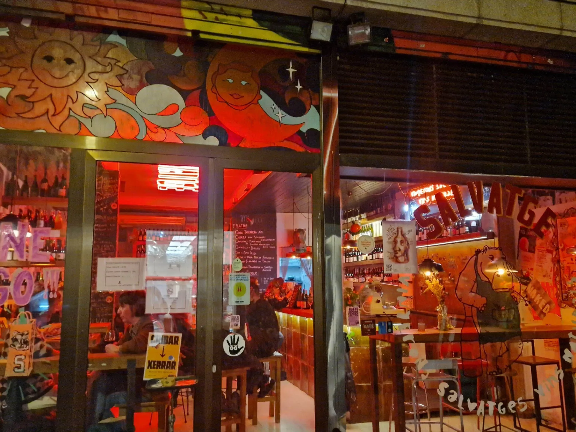 Bild von außen auf die Barcelona Weinbar Salvatge