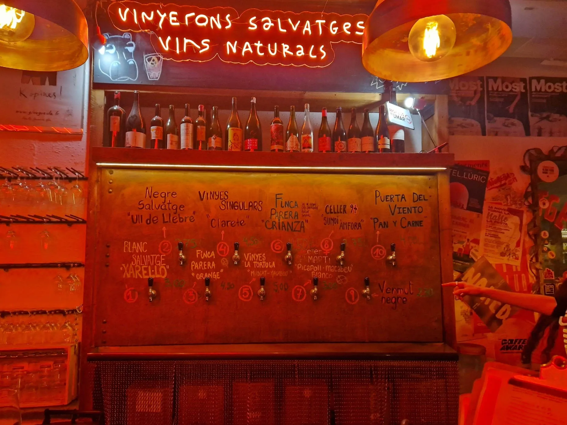 Eine Wand mit Hähnen zum Wein zapfen.