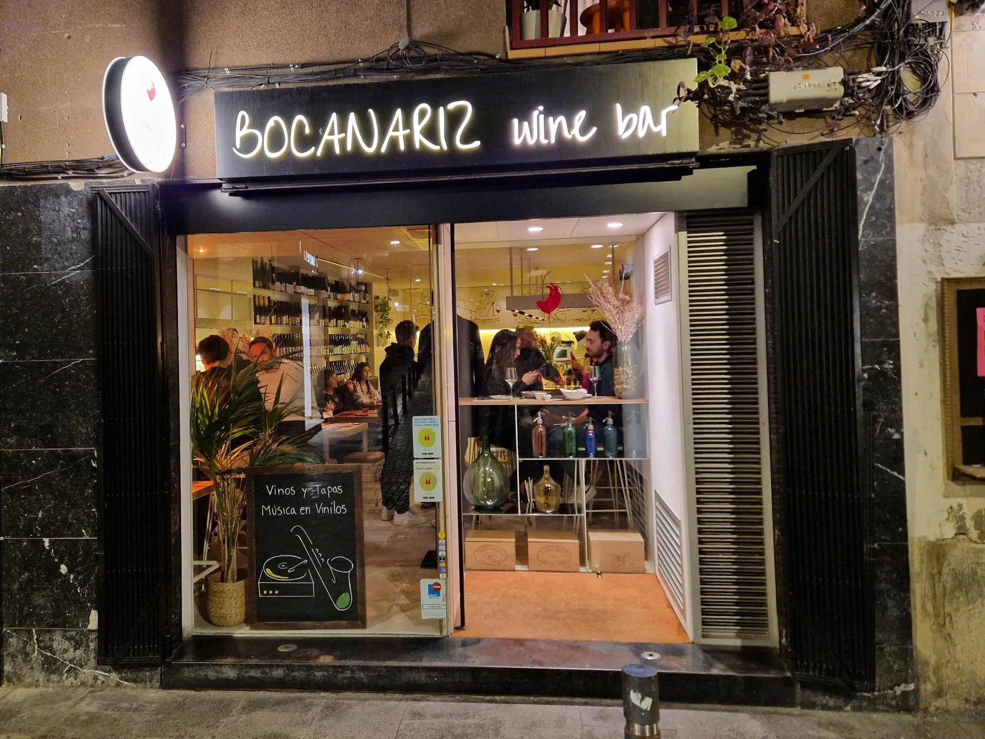 Eingang der Weinbar Bocanariz.