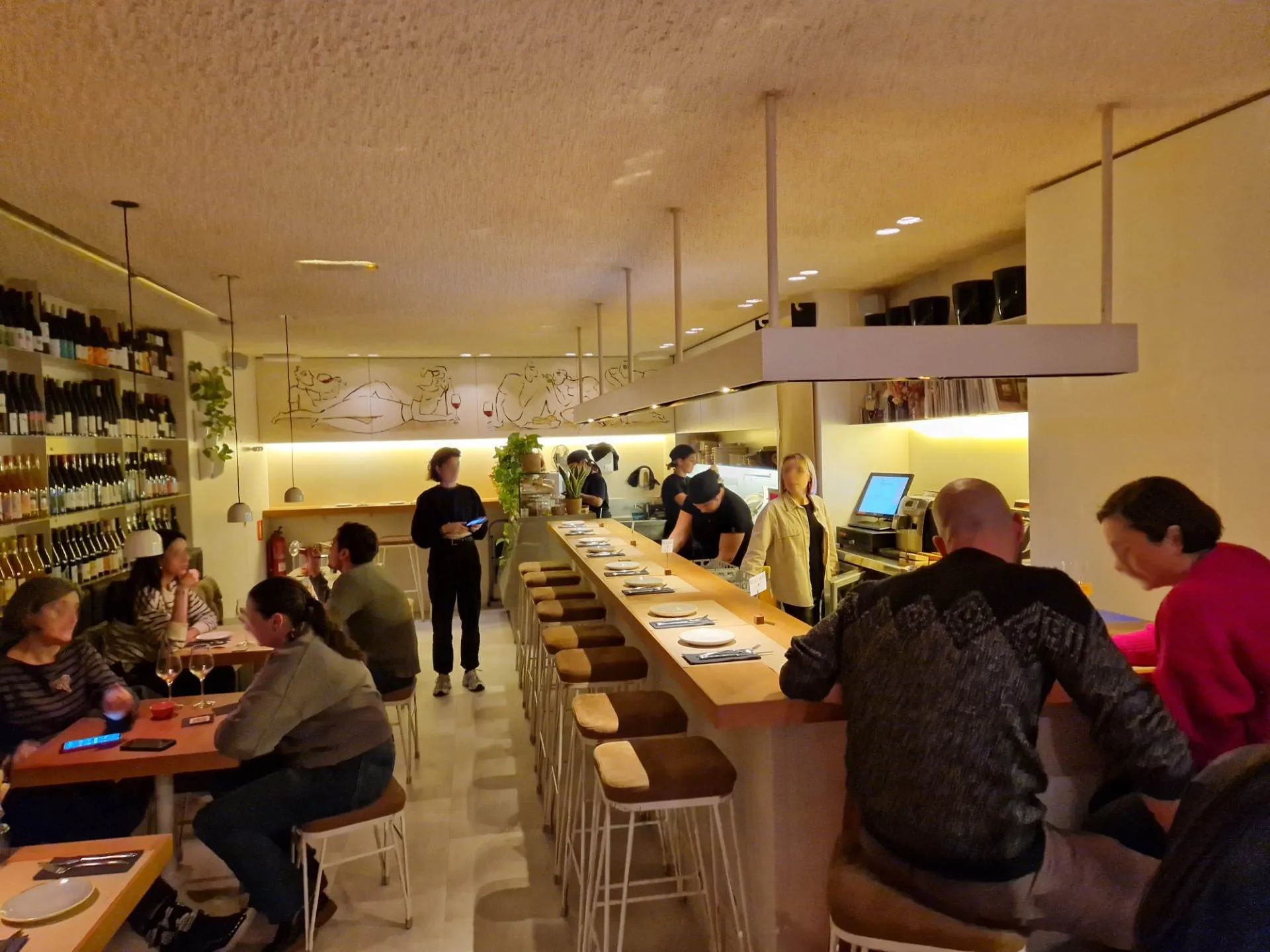 Ein Blick ins Innere der Weinbar Bocanariz