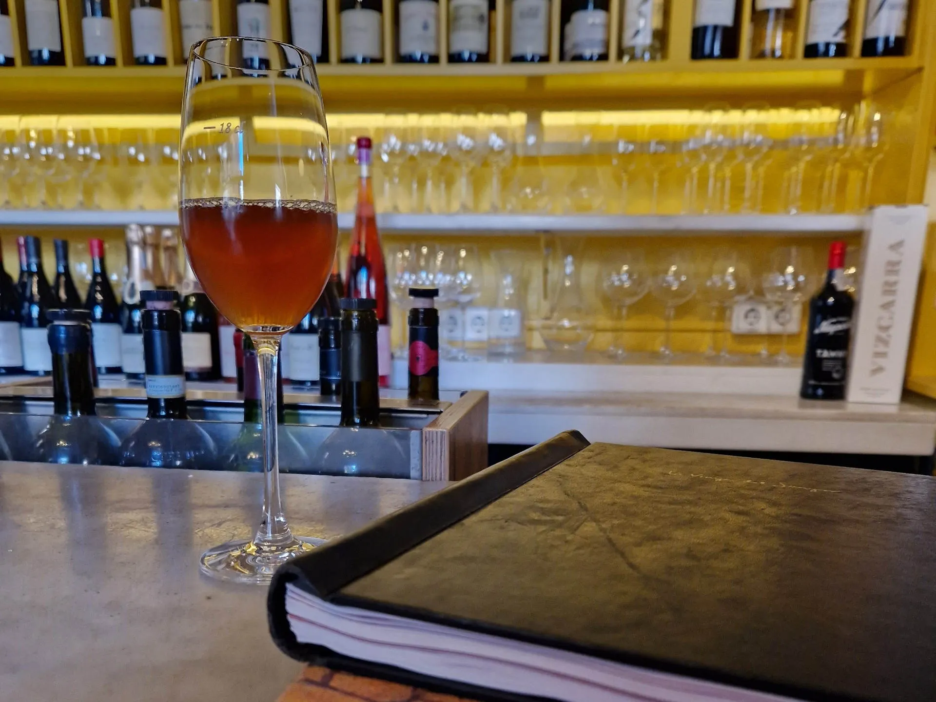 Auf dem Tresen liegt die Weinkarte von La Vinya del Senyor