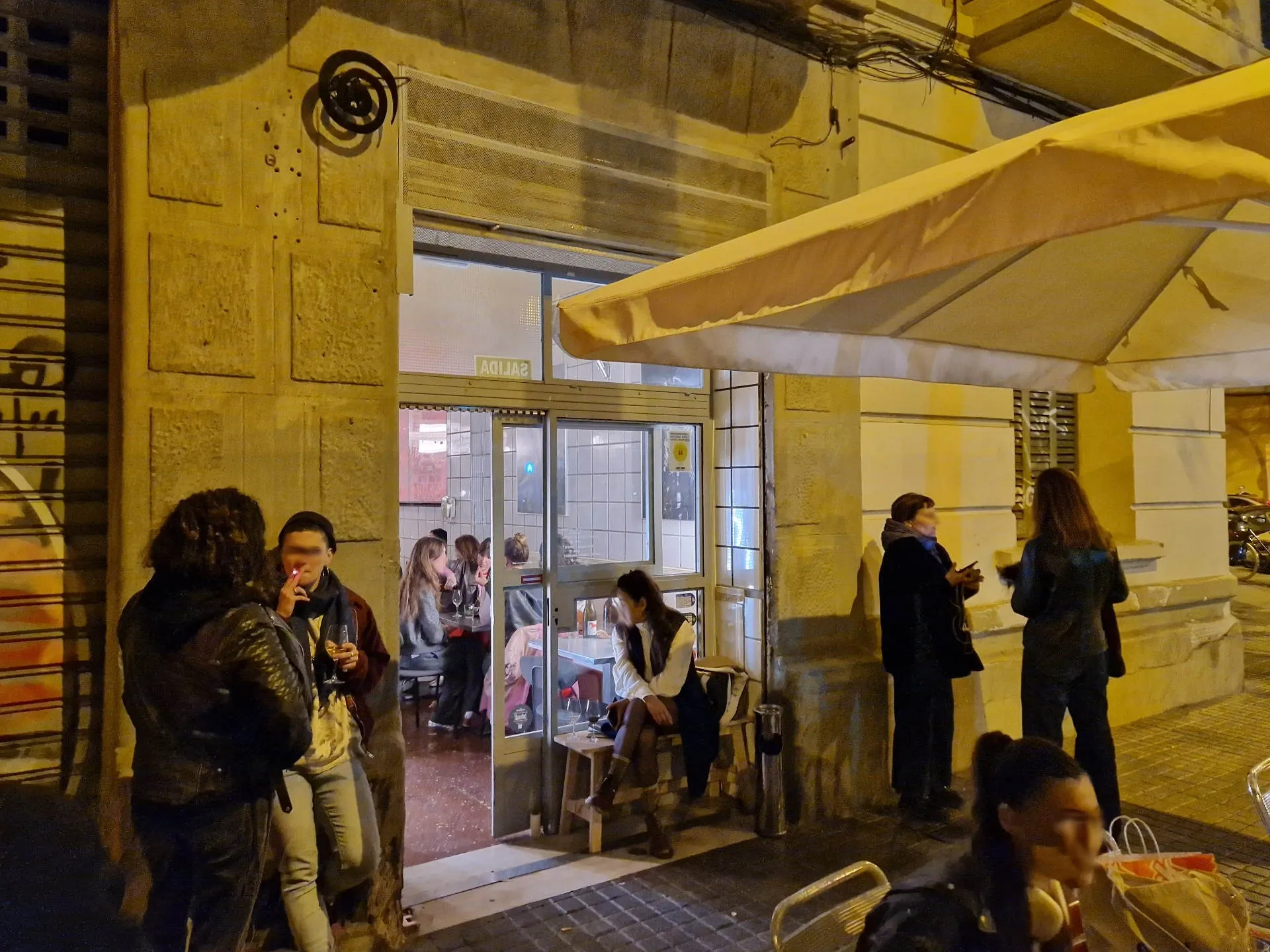Vor der Türe der Weinbar Masa Vins im Stadtteil Poblenou.