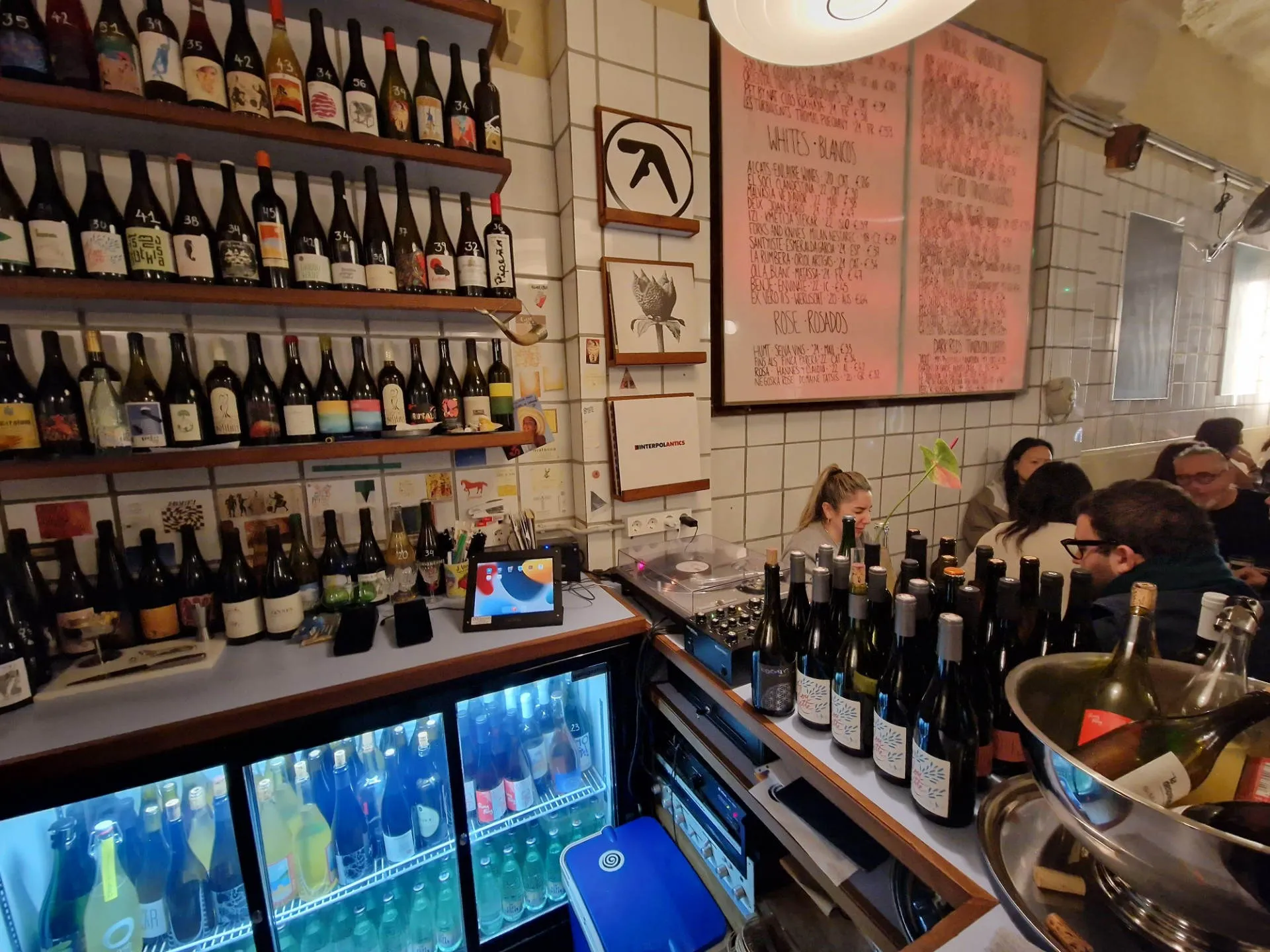 Am Tresen in der Weinbar Masa Vins