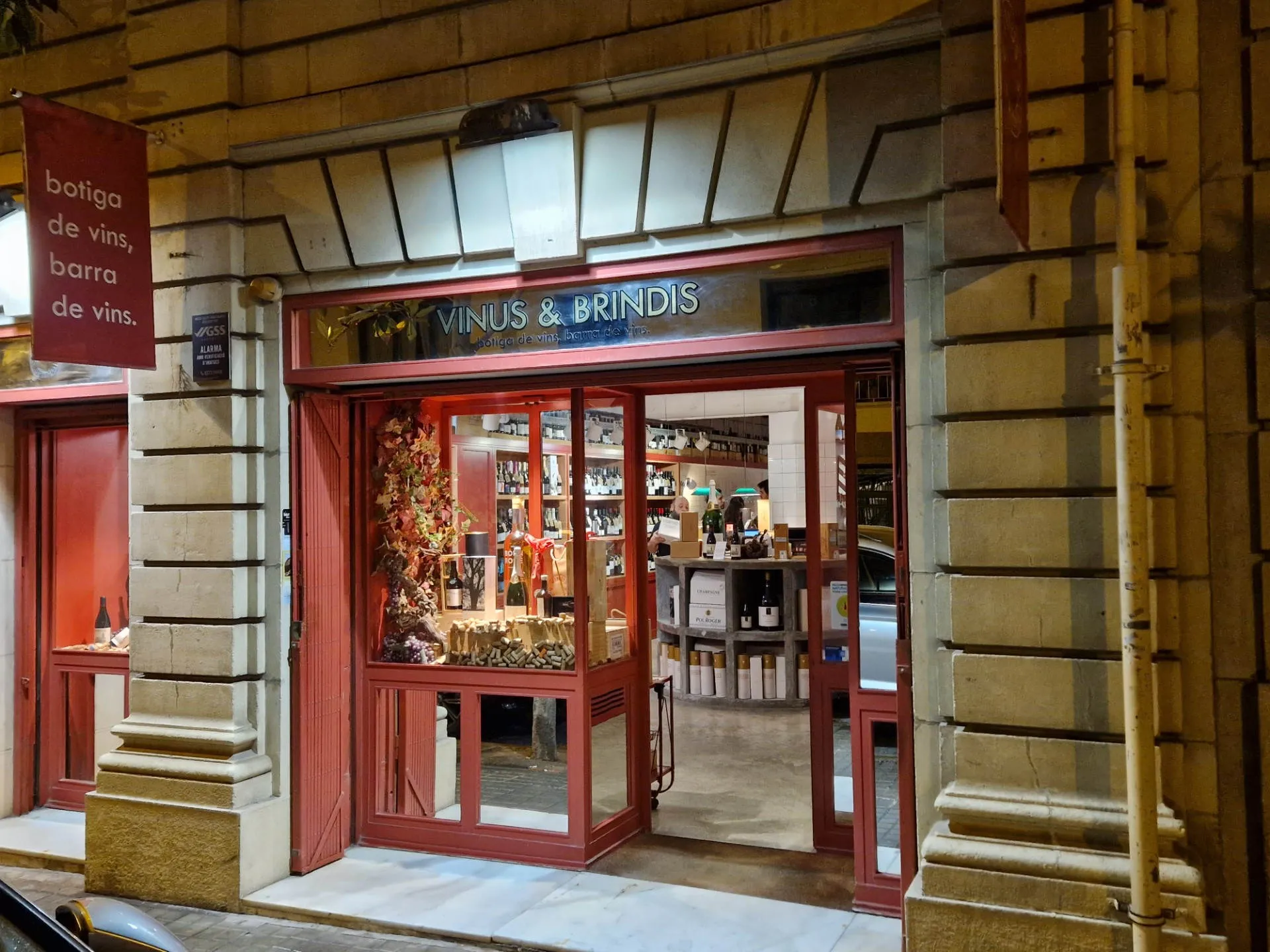 Blick auf den Eingang von Vinus y Brindis