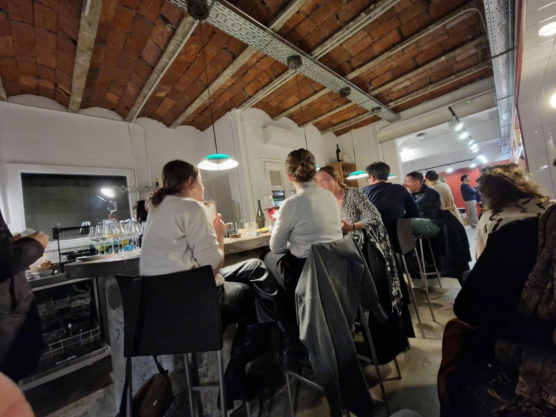 Der Tresen der Weinhandlung und Weinbar Vinus y Brindis