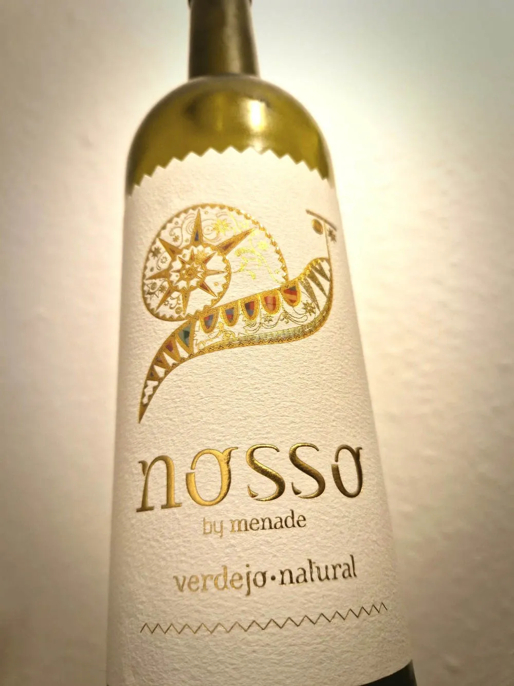 Eine Flasche Weißwein