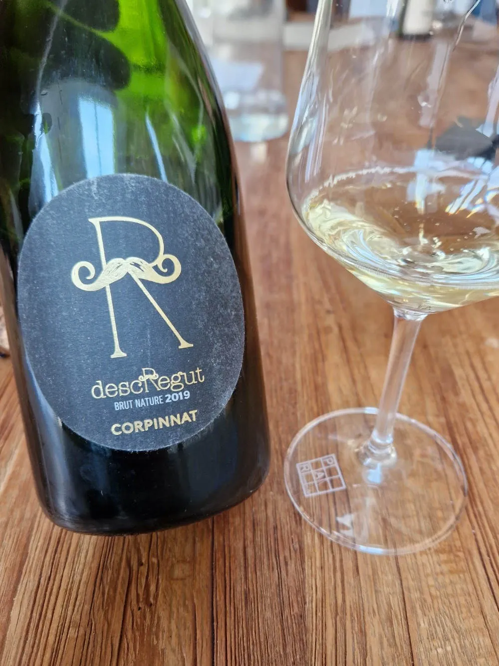 Eine Flasche Corpinnat mit einem lustigen Label.