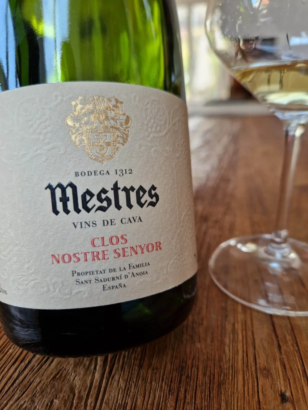 Eine Flasche Cava neben einem Glas