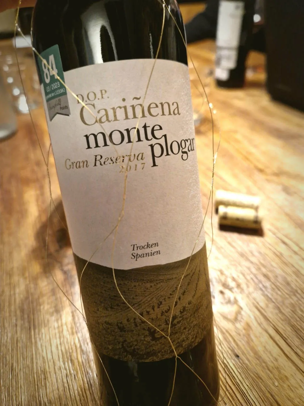 Eine Flasche Rotwein aus dem Lidl