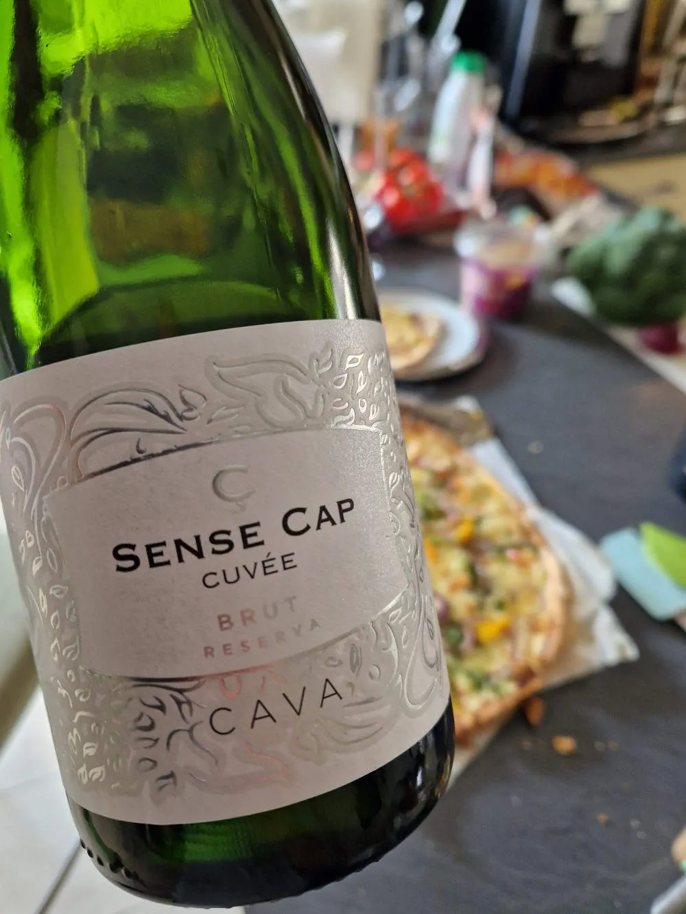 Eine Flasche Cava auf einem gedeckten Tisch