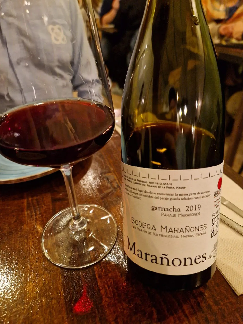 Eine Flasche Rotwein in einem Restaurant