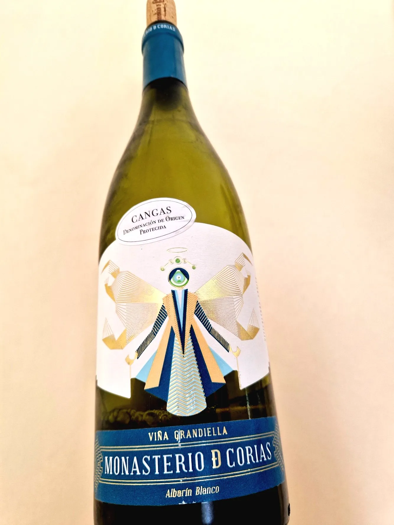 Eine Flasche Weißwein vor einer Wand