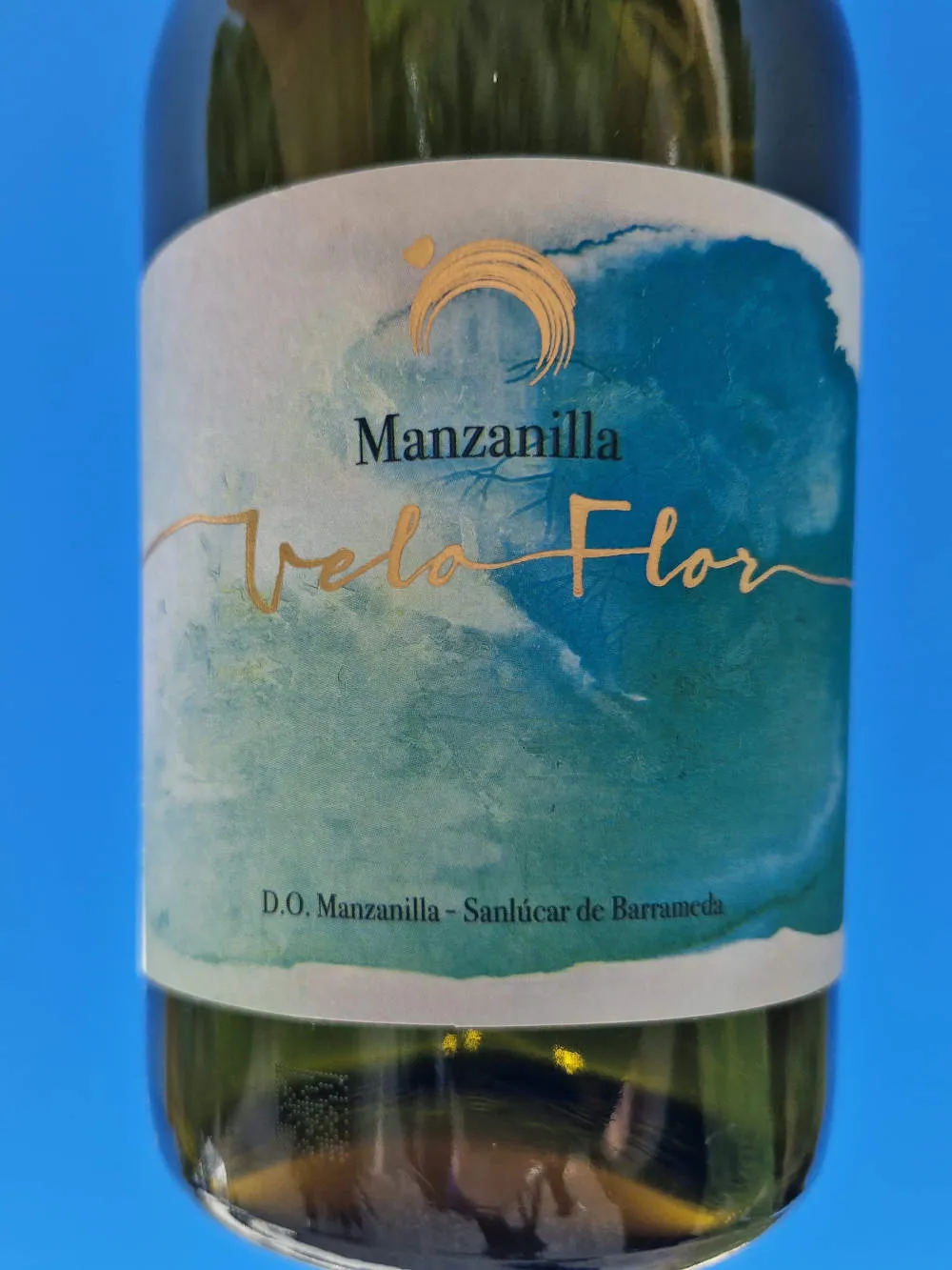 eine Flasche Manzanilla vor blauem Himmel