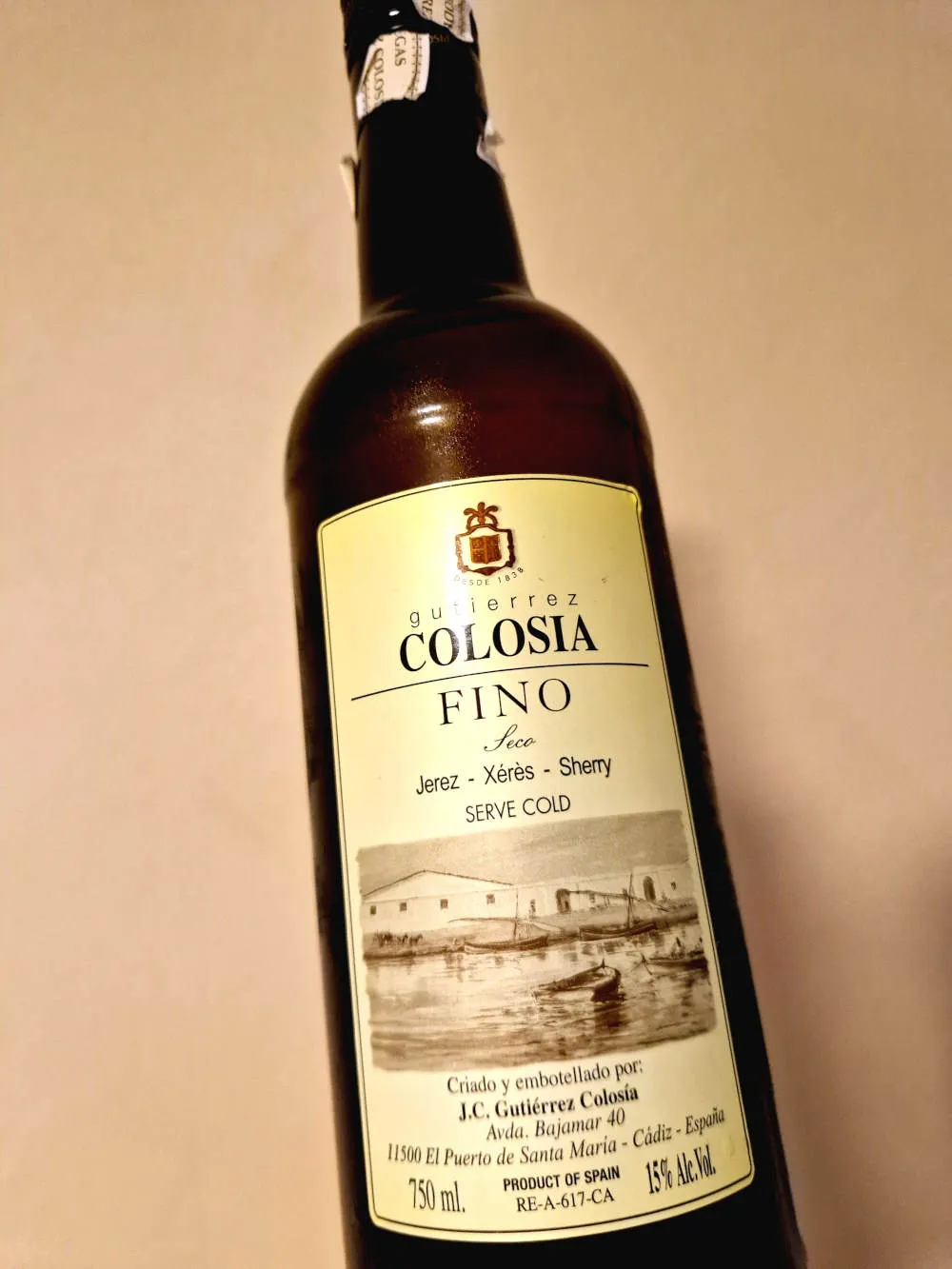 Eine Flasche Fino-Sherry vor einer Wand
