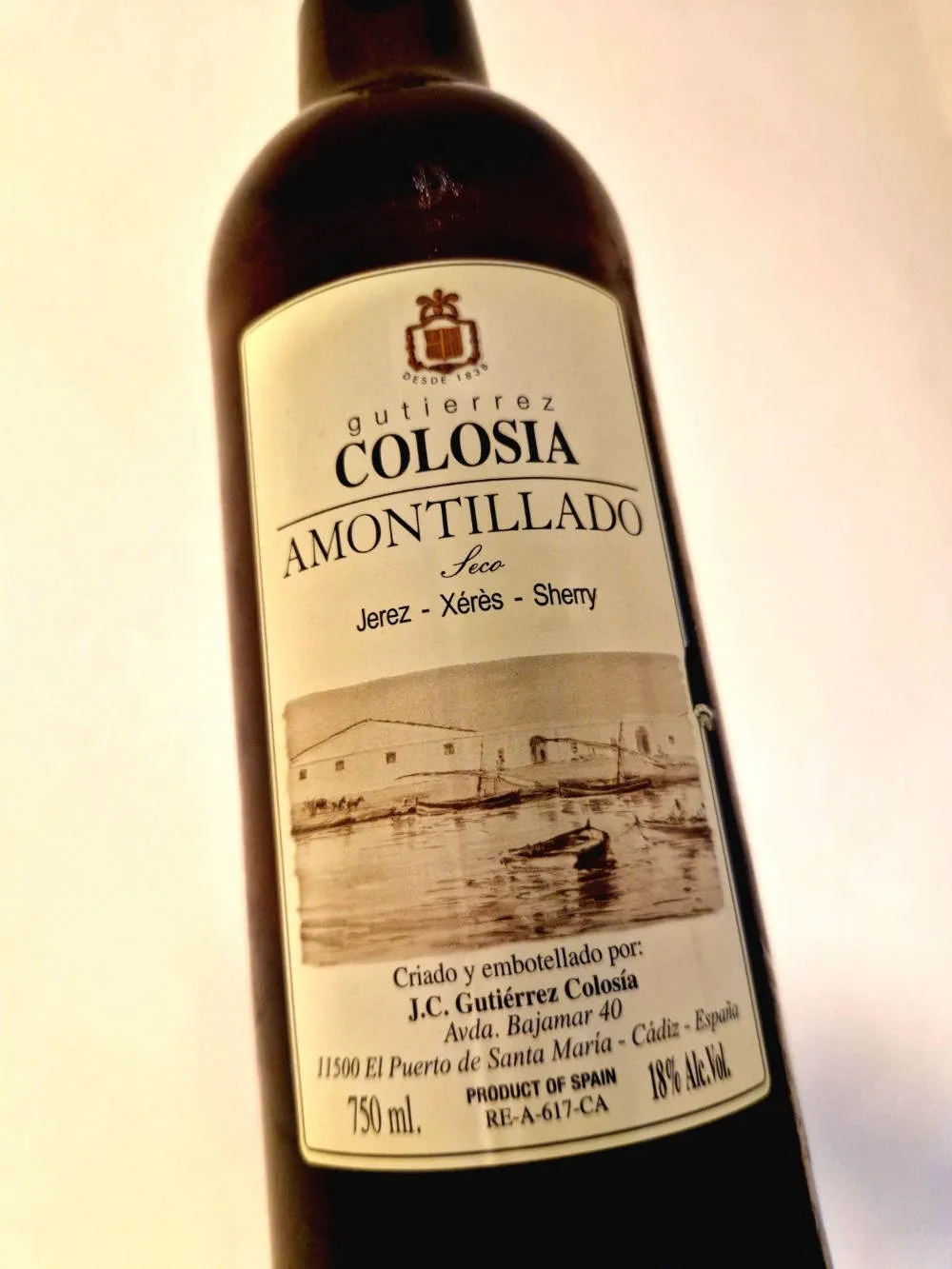 Eine Flasche Amontillado Sherry vor einer Wand