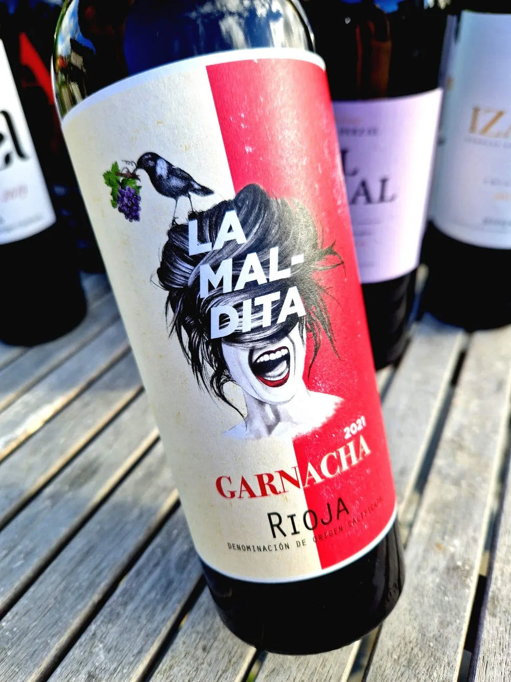 Eine Flasche Rotwein mit einem hippen Label.