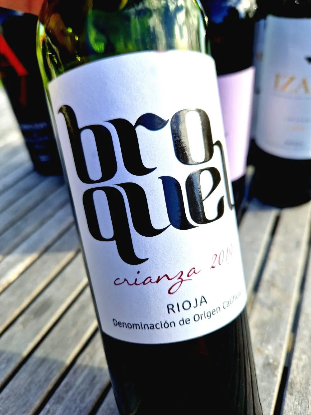 Eine günstige Flasche Rotwein auf einem Holztisch