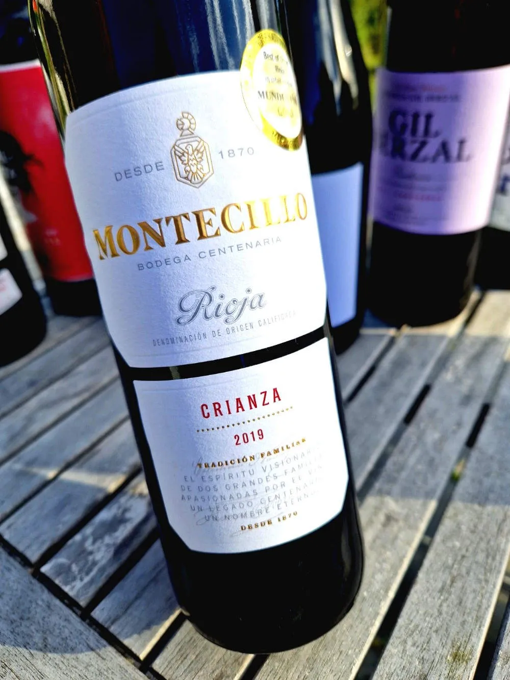 Eine Flasche Rotwein auf einem Tisch