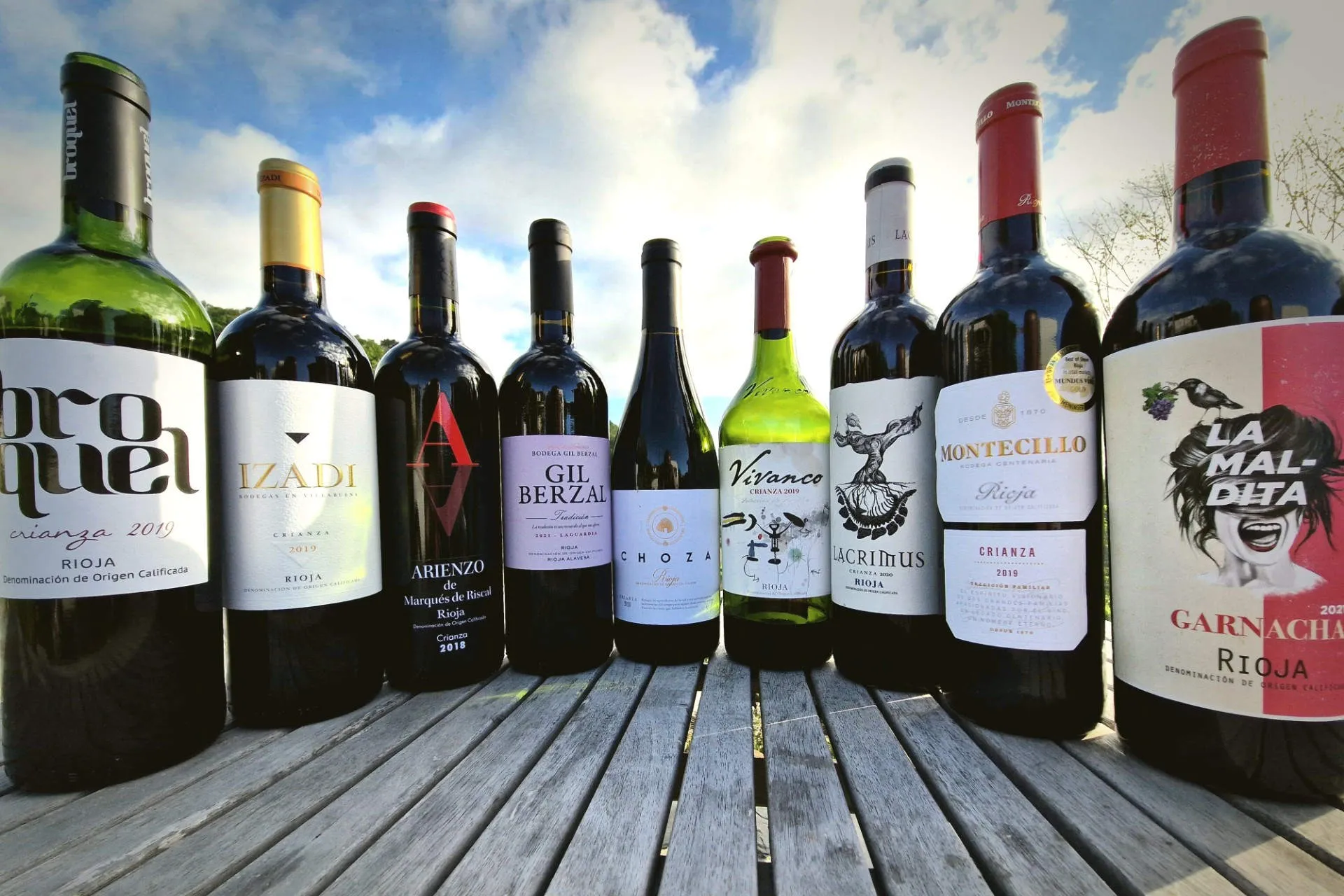 9 Weinflaschen auf einem Tisch