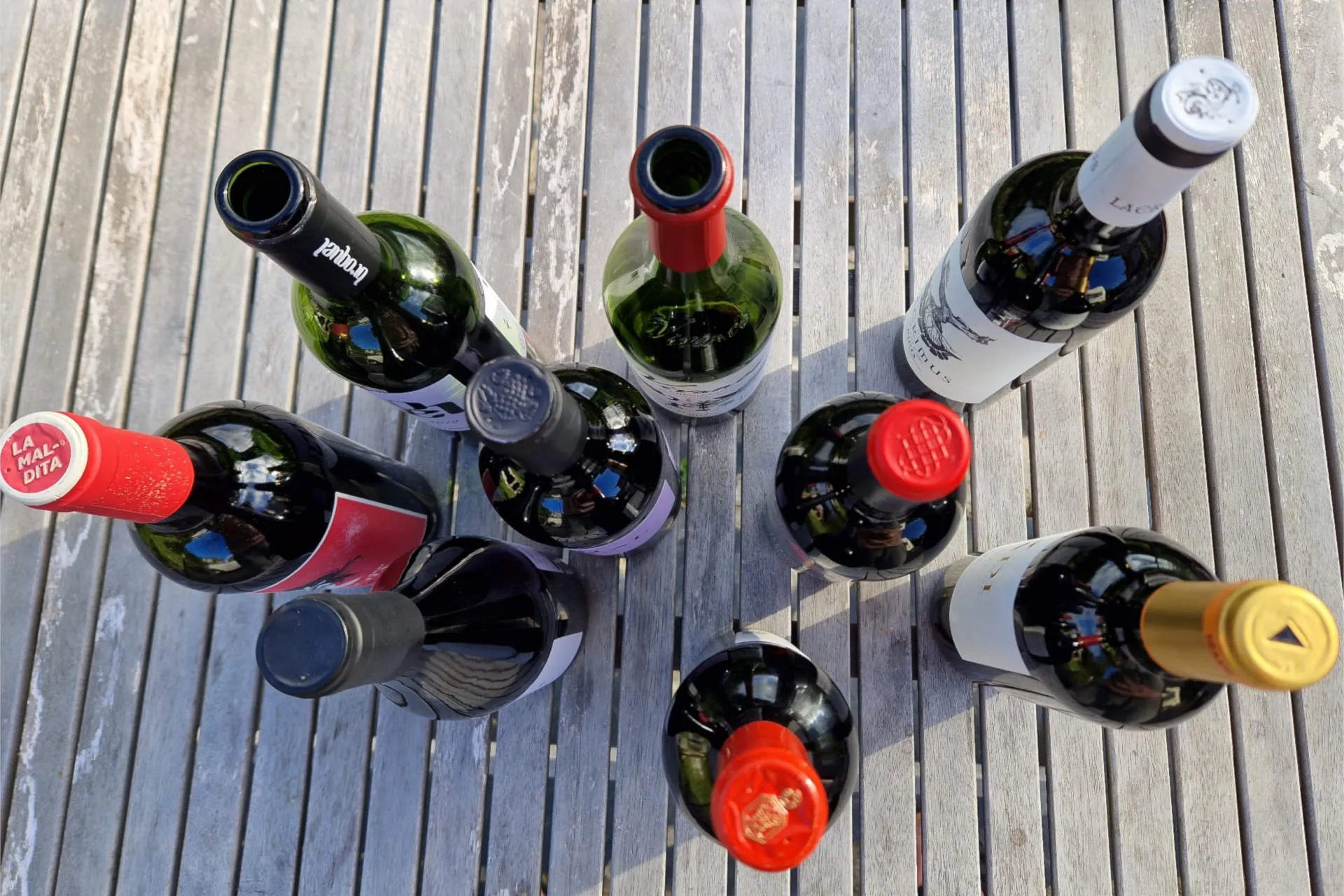 Weinflaschen von oben