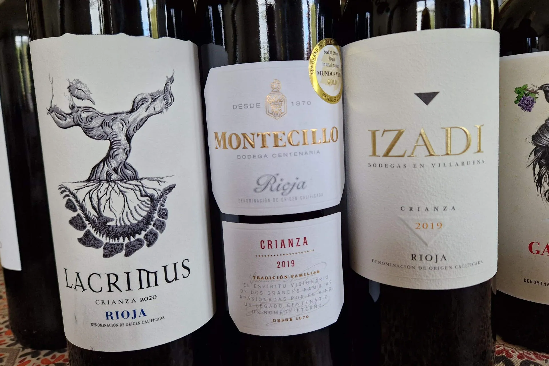 die Etiketten dreier Weinflaschen