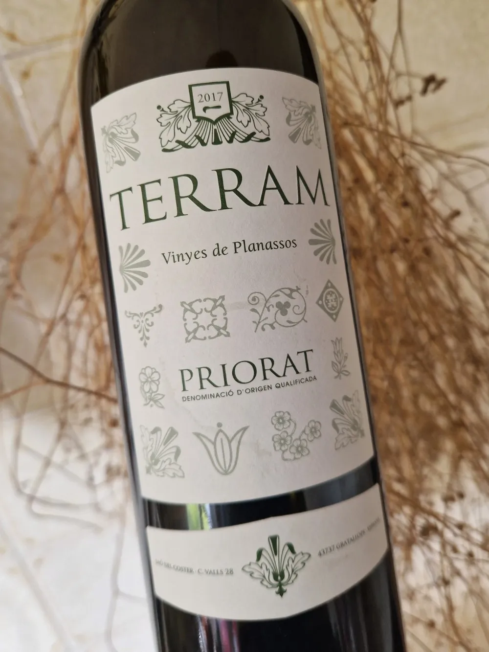 Ein Flasche Rotwein in der Küche