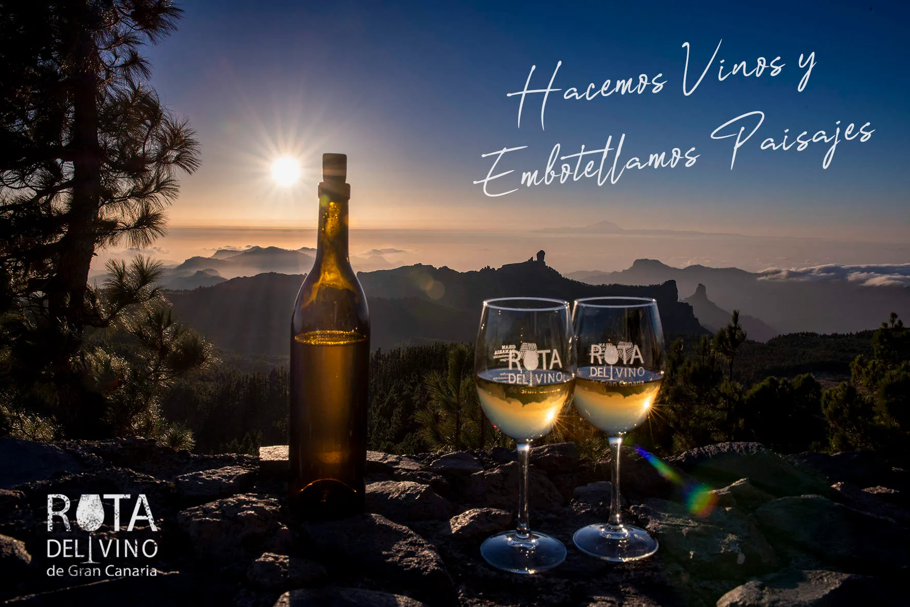 Weingläser vor Bergpanorama