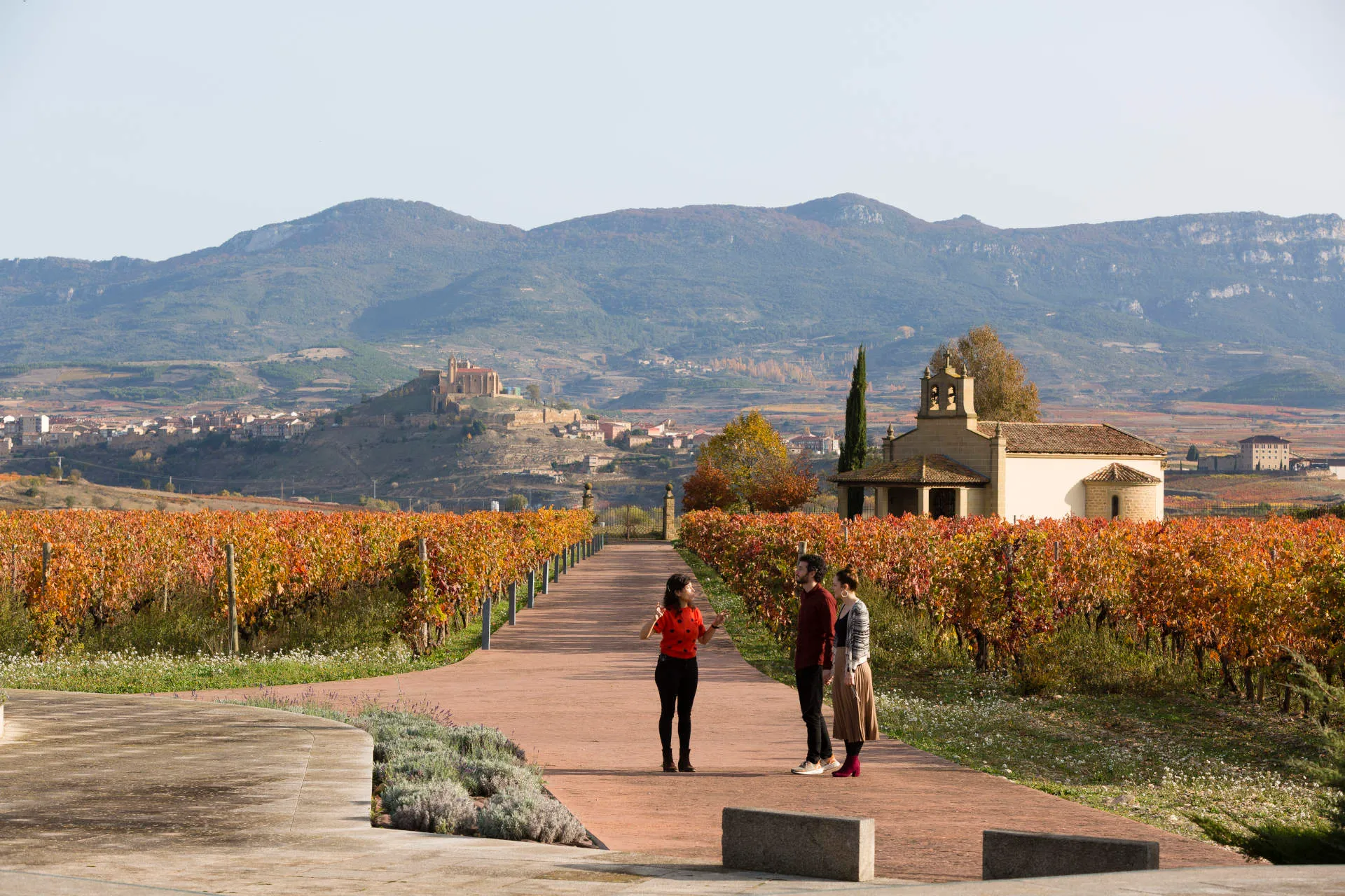 Ein Pärchen bekommt eine Tour durch die Weinberge in Rioja Alta