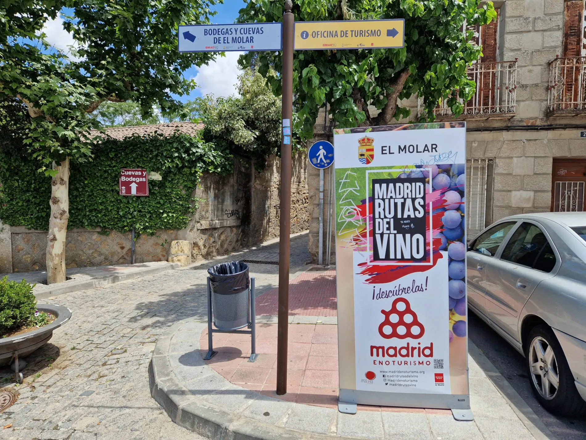 Blick auf einen Weinroutenwegweiser in El Molar, Madrid