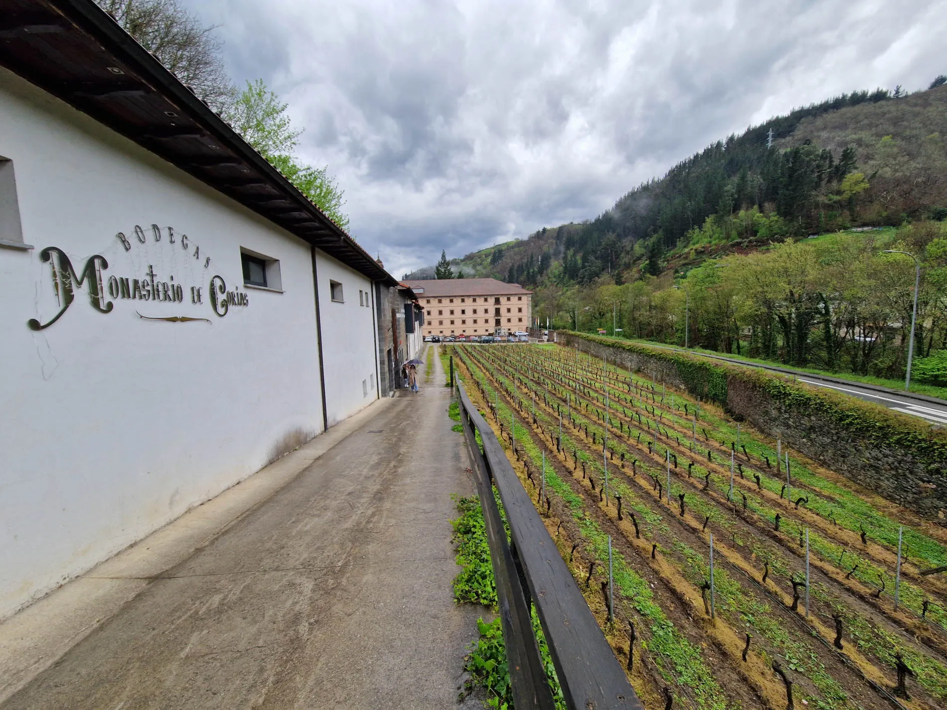 Blick auf Weingut und Kloster in Asturien