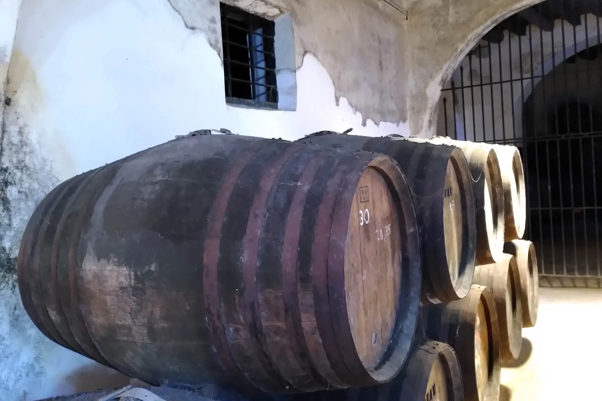Alte Sherryfässer in einer Bodega in Sanlucar de Barrameda