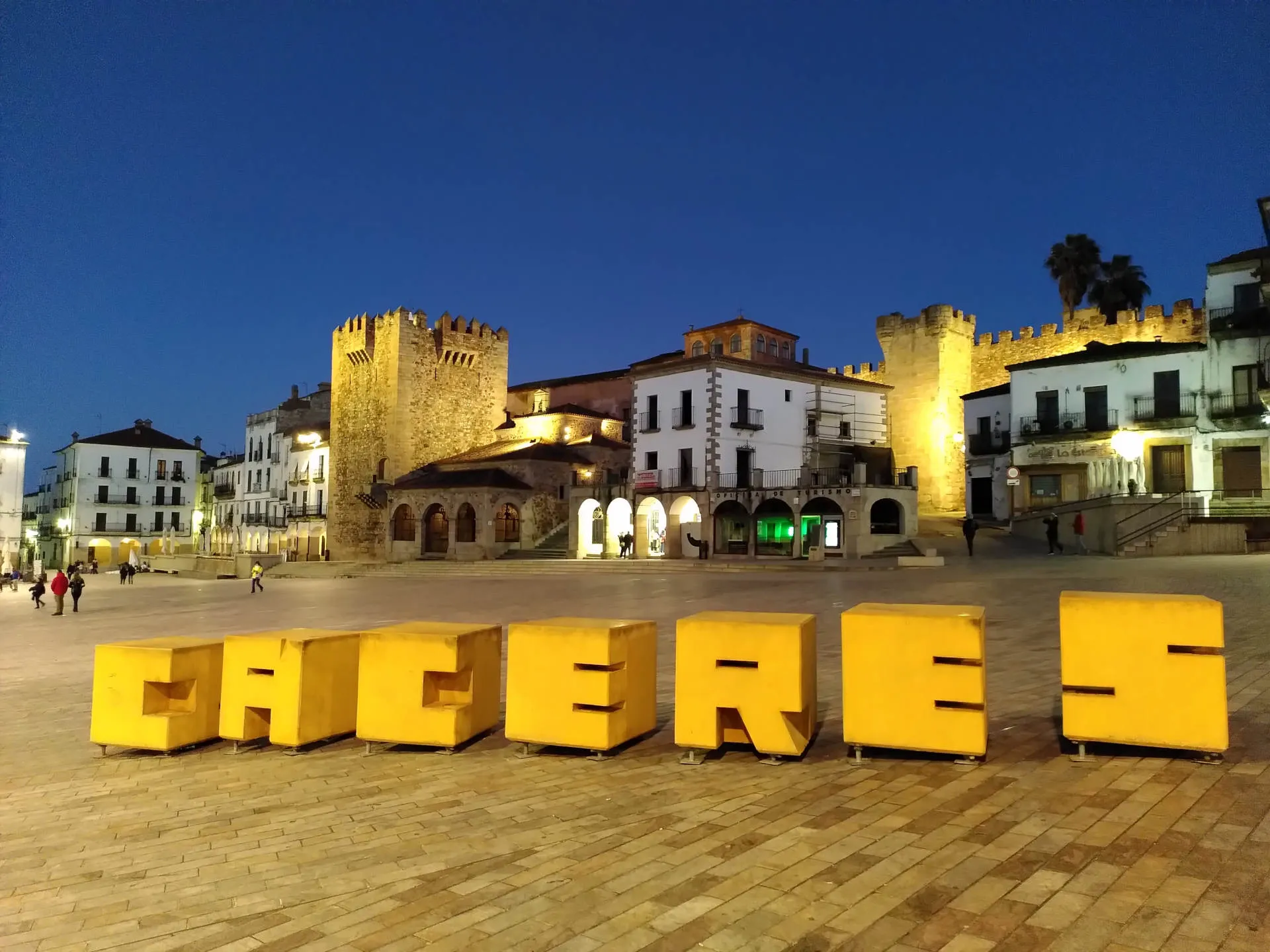 Caceres-Schriftzug in der Altstadt