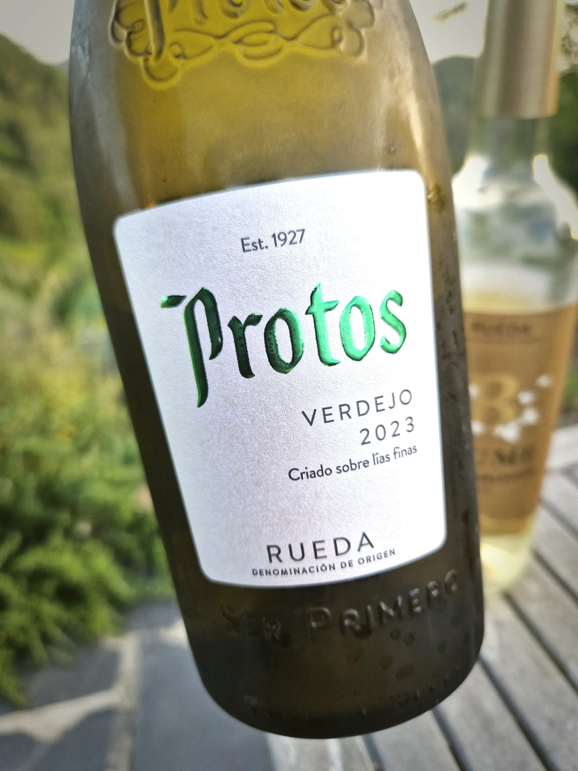 Eine Flasche Weißwein auf der Terrasse