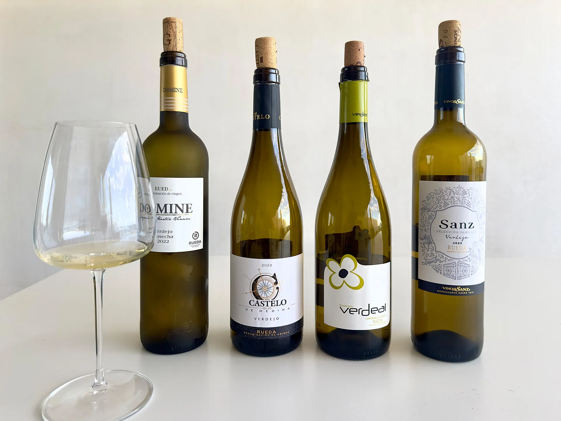 Weinflaschen auf einem Tisch mit Glas mit Weisswein