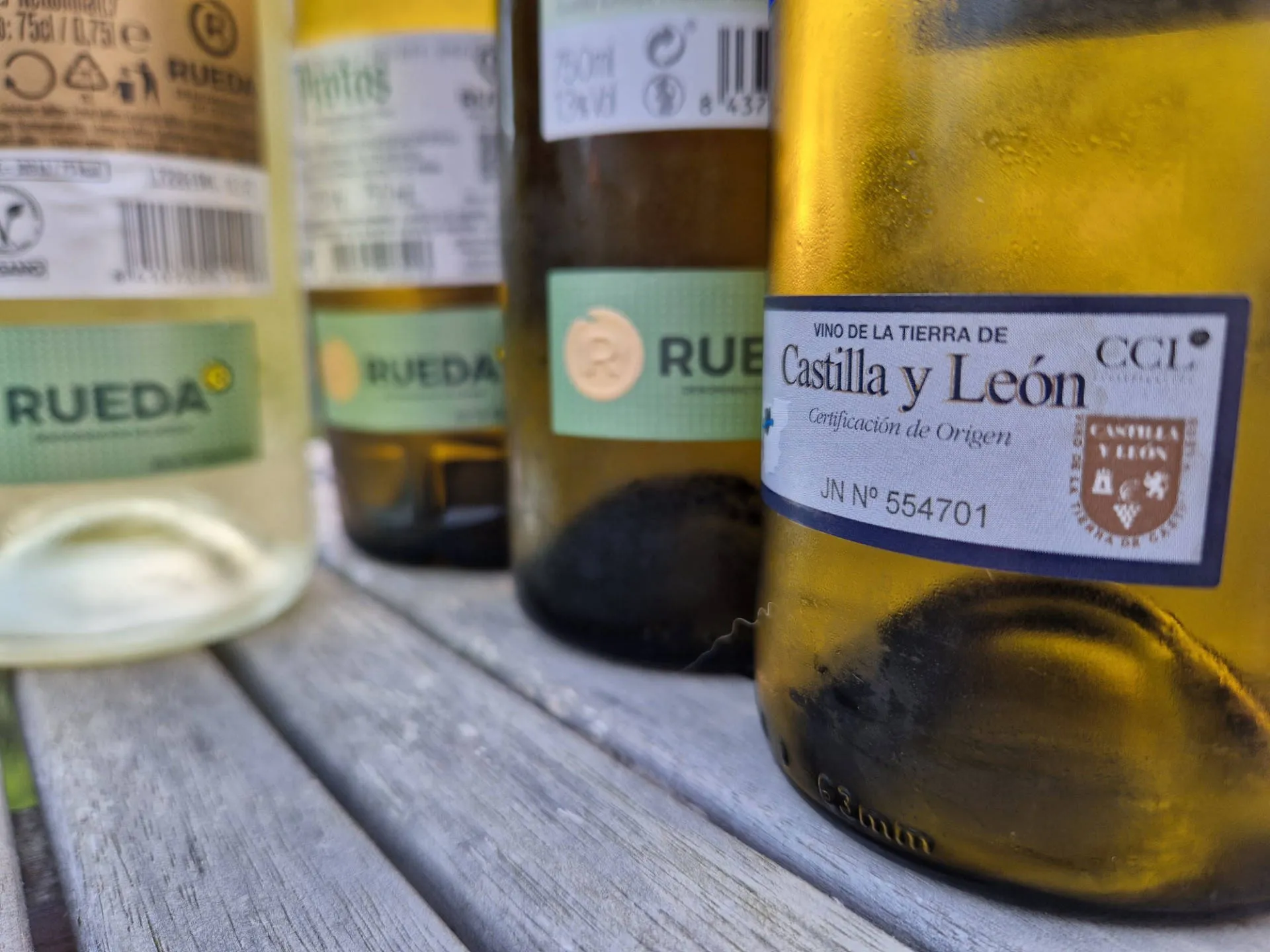 Die Rückenetiketten verschiedener Verdejo-Weine