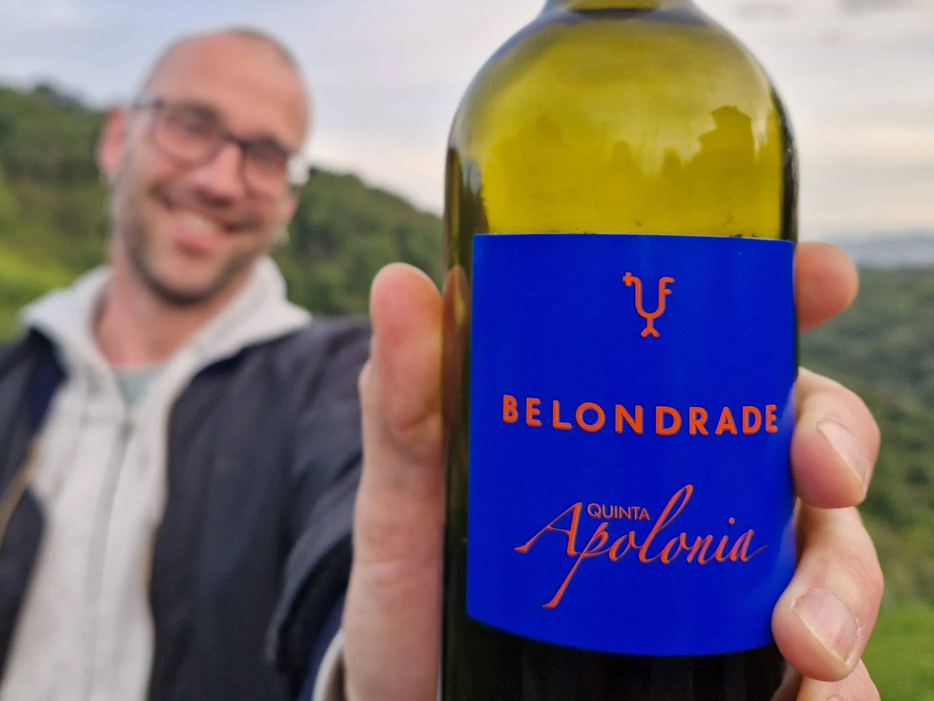 Jemand hält eine Flasche Verdejo Wein in die Kamera