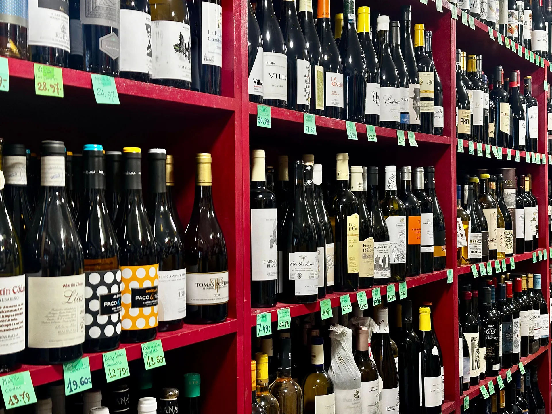 Weinregal mit vielen Flaschen