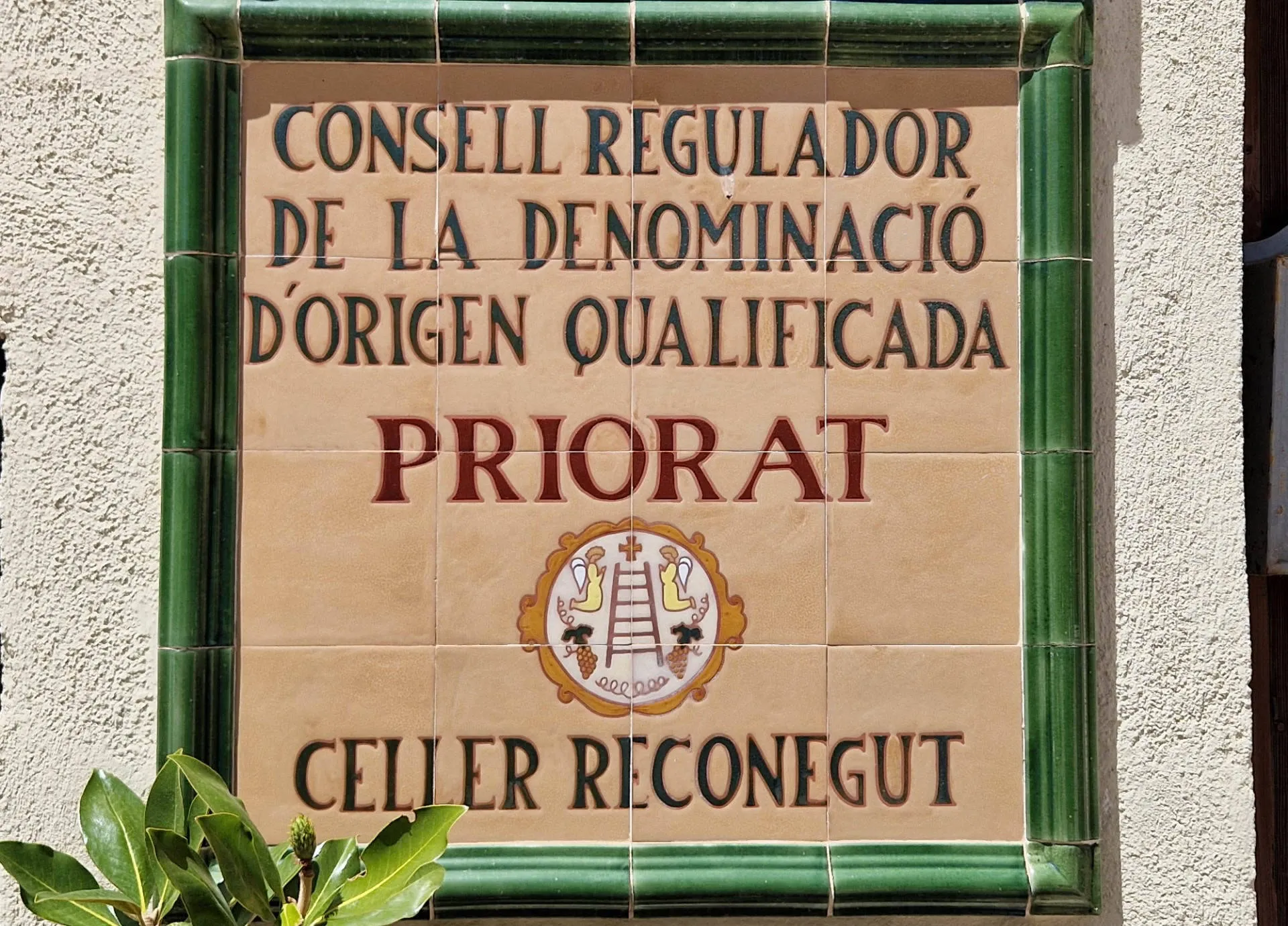 Schild, das auf die Zugehörigkeit des Weinguts zur DOQ Priorat hinweist.