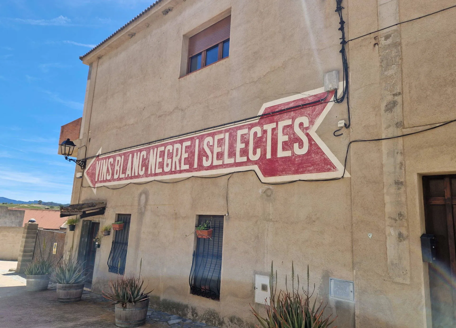 Ein Pfeil, der auf einen Weinverkauf hinweist.