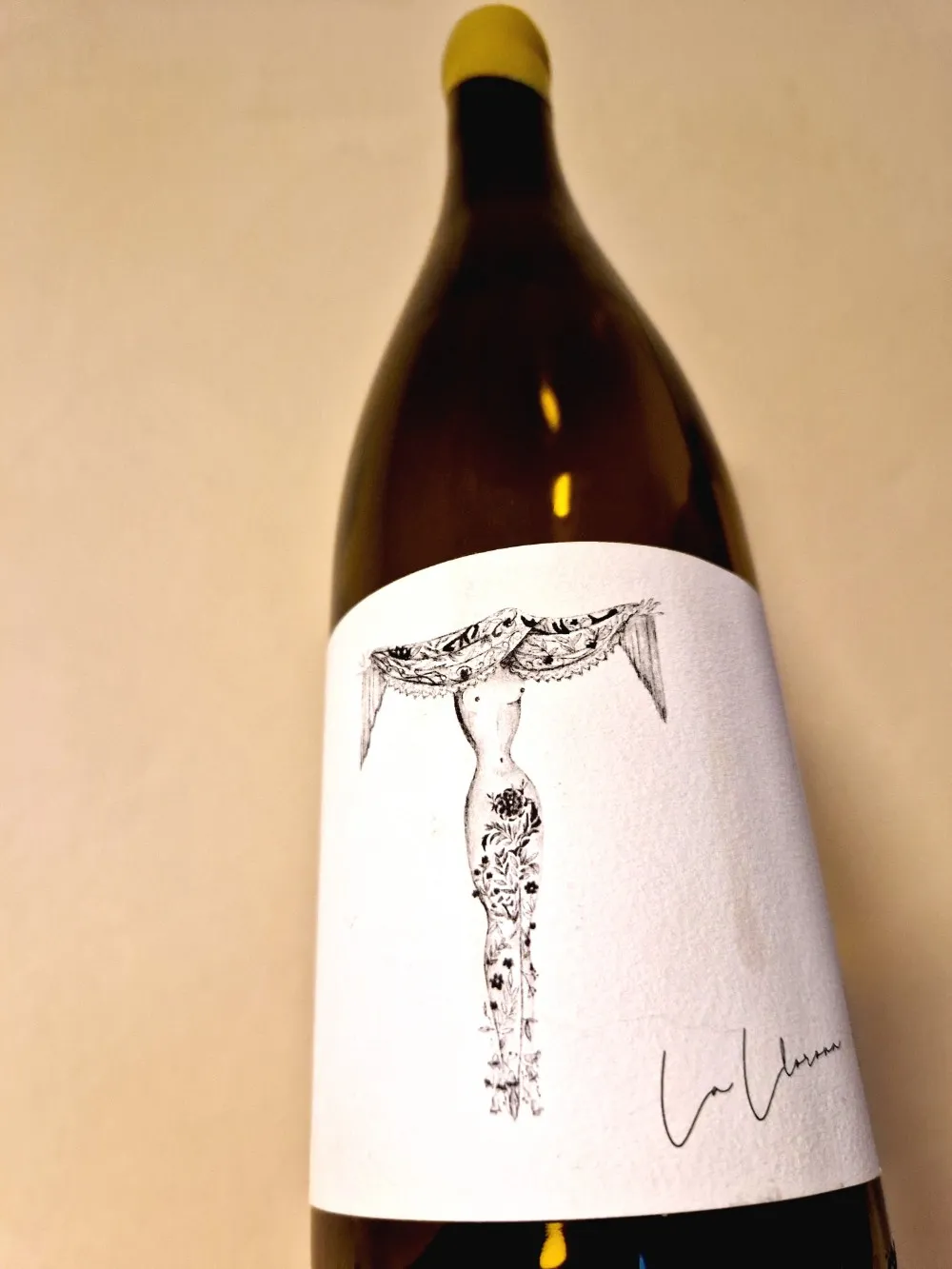 Eine Flasche Wein mit einer Frau auf dem Etikett