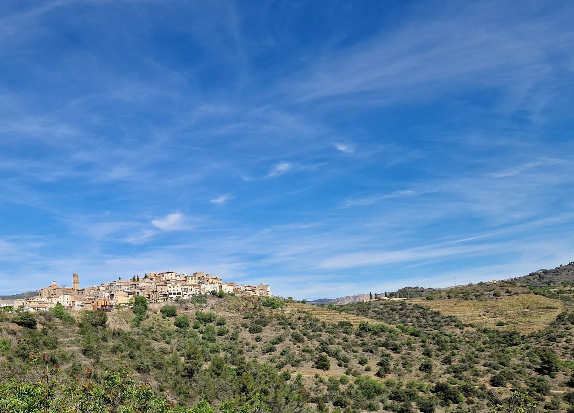 ein Dorf auf einem Hügel