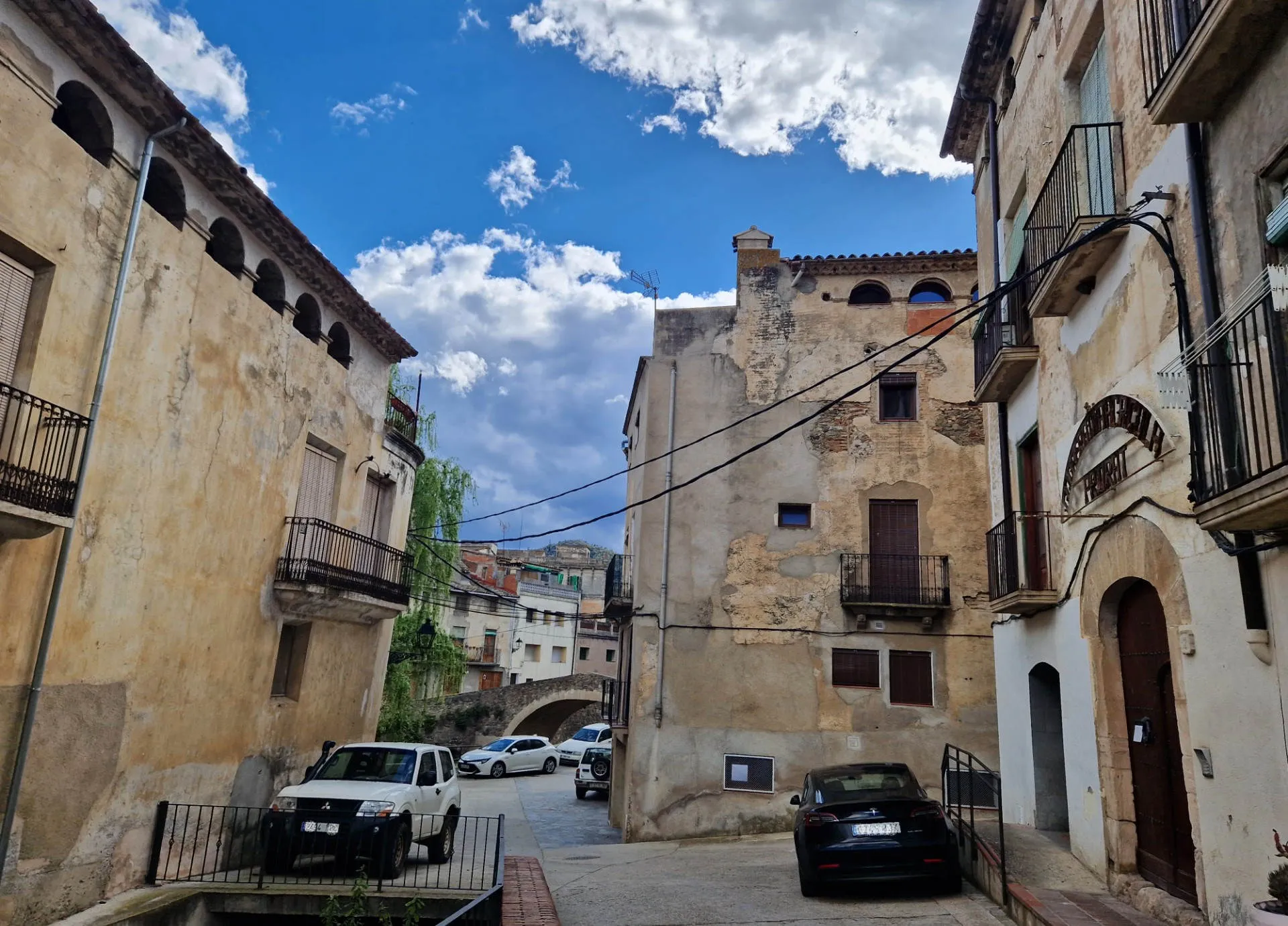 Blick auf Häuser, im Hintergrund eine Brücke