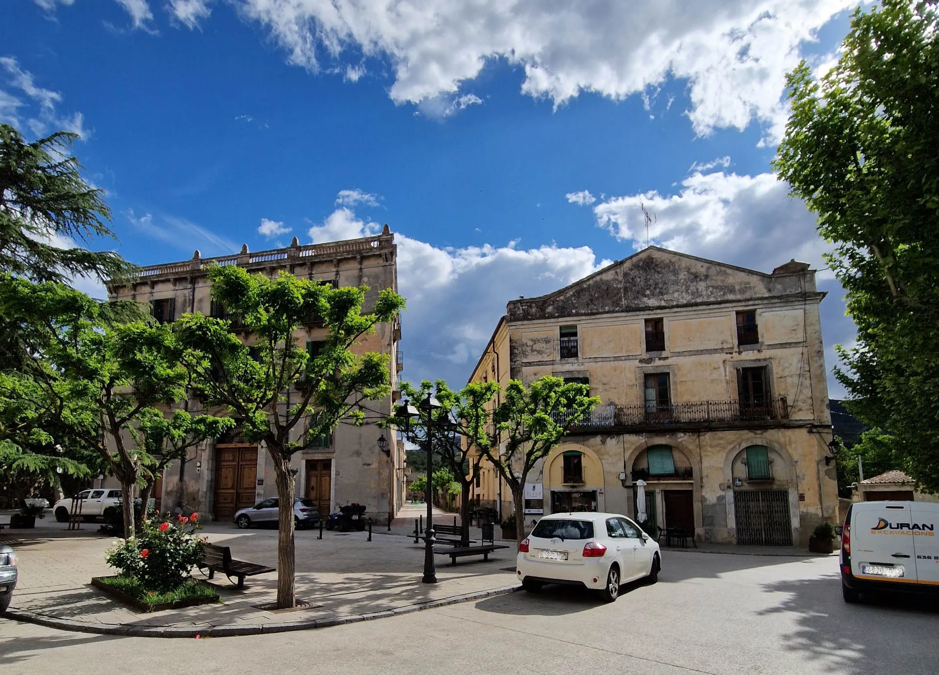 Schöne Häuser und blauer Himmel in Porrera