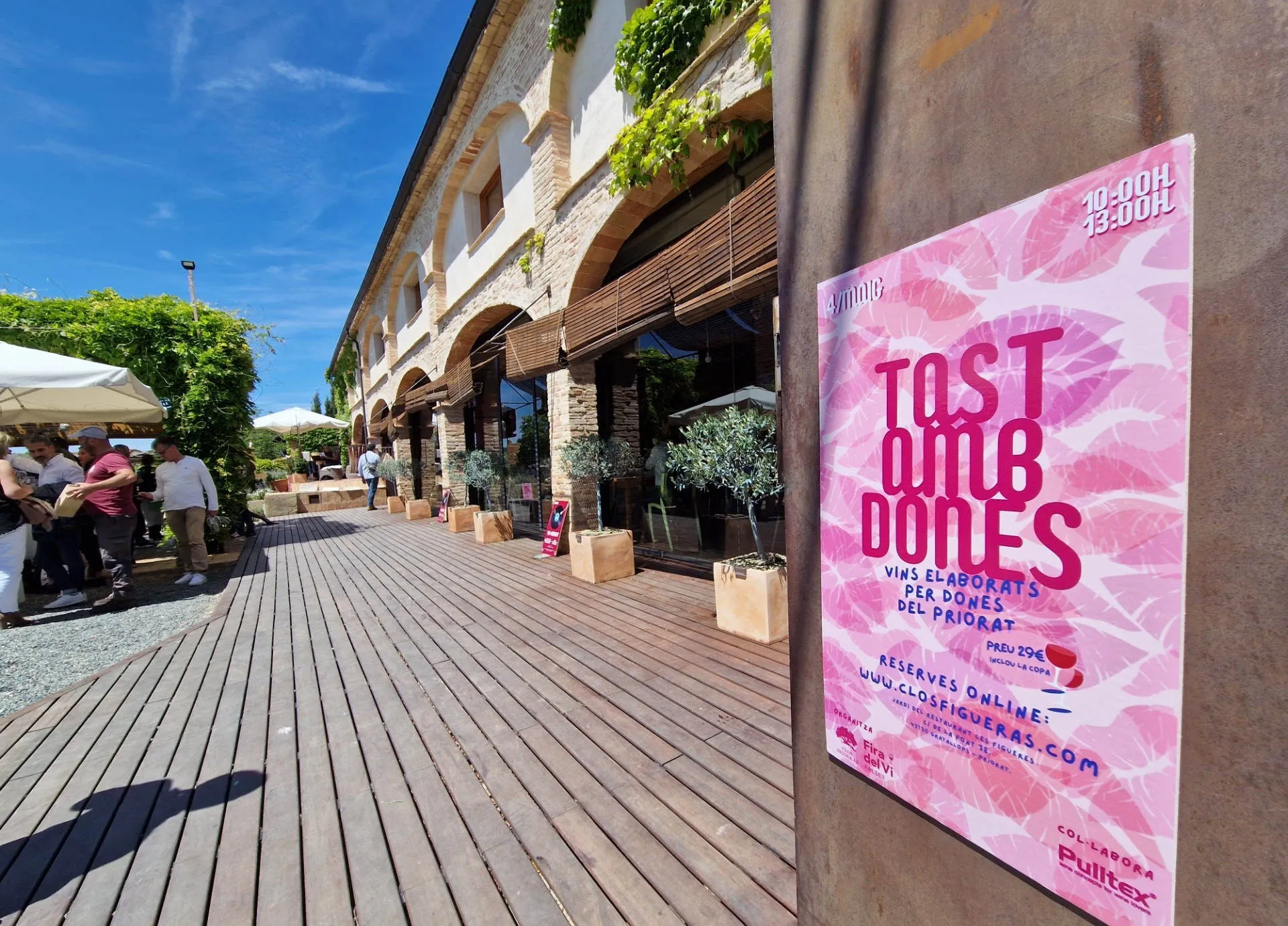 Blick durch das Hoftor in ein Weingut