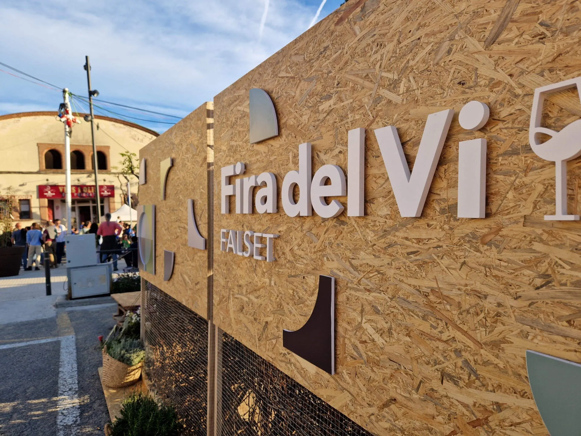 Schriftzug des Weinfests in Falset